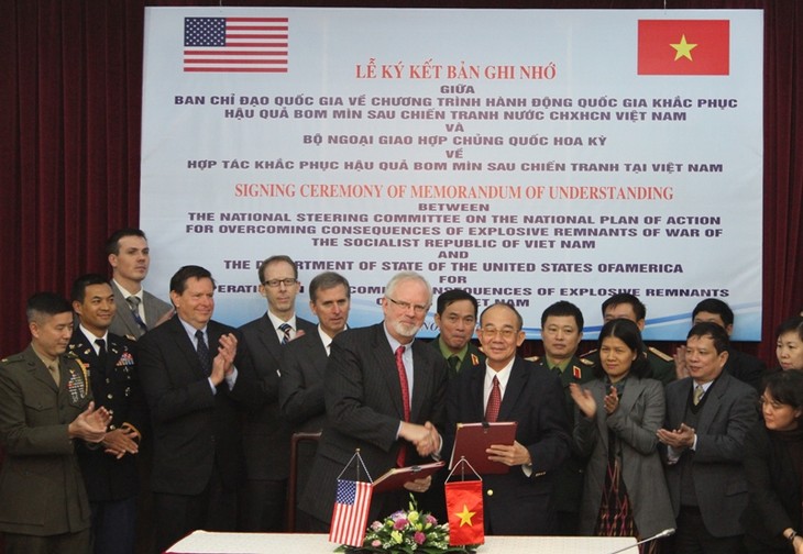 Vietnam, US together clean up unexploded ordnances - ảnh 1